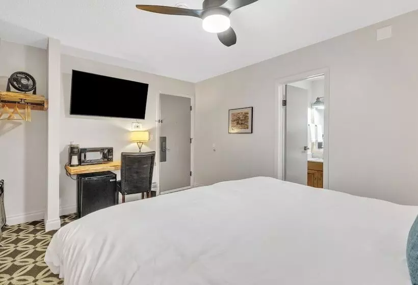 Highliner Hotel   Deluxe Interior King Rooms  No View