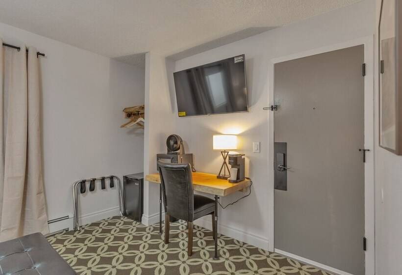 Highliner Hotel Deluxe Interior King Rooms No View