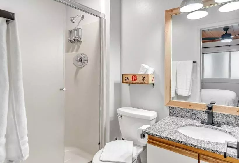Highliner Hotel   Deluxe Interior King Rooms  No View