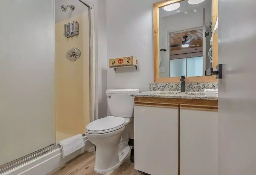 Highliner Hotel   Deluxe Interior King Rooms  No View