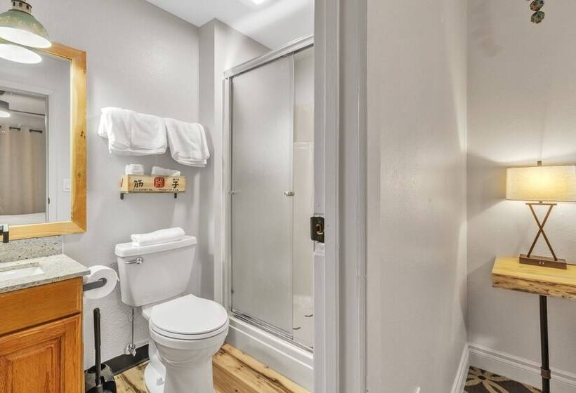 Highliner Hotel Deluxe Interior King Rooms No View