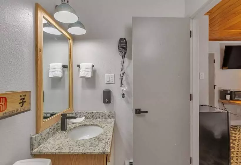 Highliner Hotel   Deluxe Interior King Rooms  No View