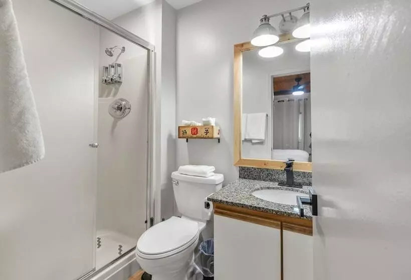 Highliner Hotel   Deluxe Interior King Rooms  No View