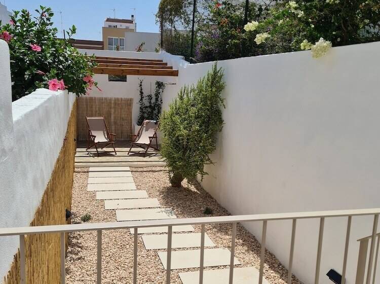 هتل Waki Conscious