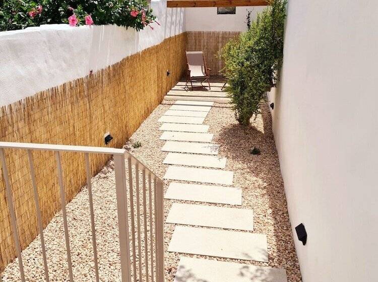 هتل Waki Conscious