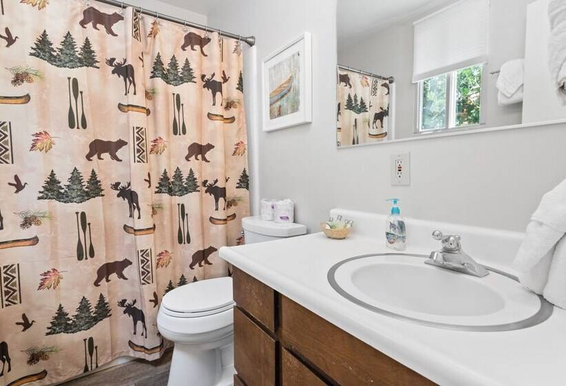 Moonlight Shores Lakefront