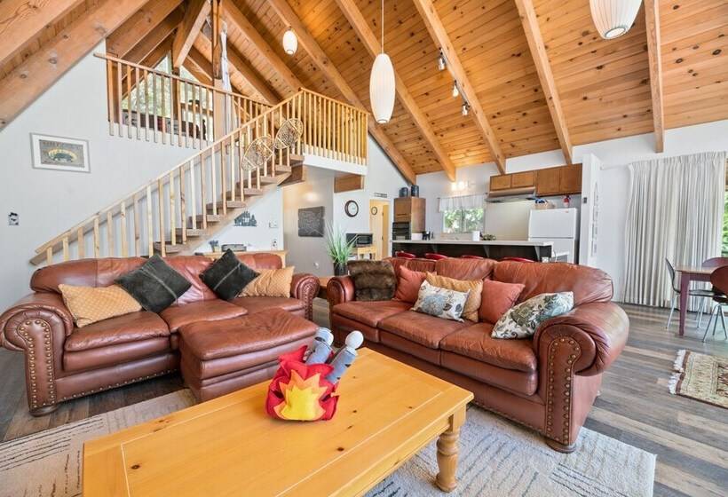 Moonlight Shores Lakefront