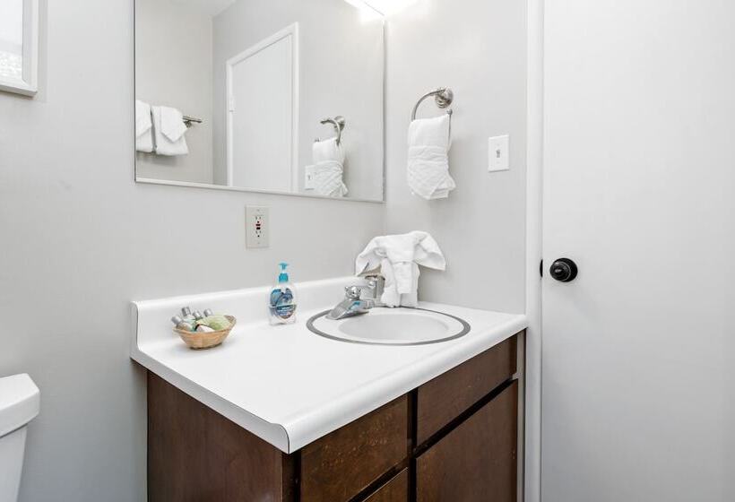 Moonlight Shores Lakefront