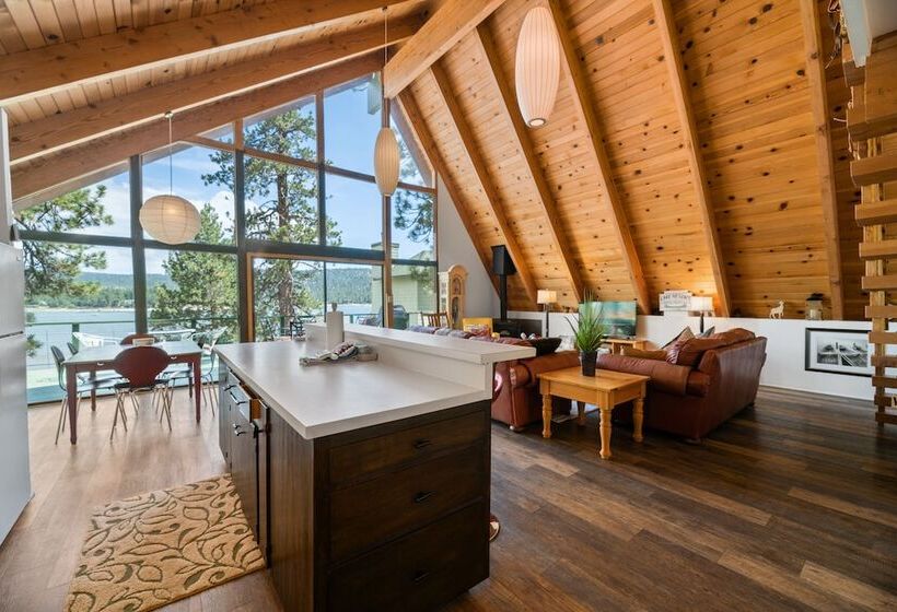 Moonlight Shores Lakefront