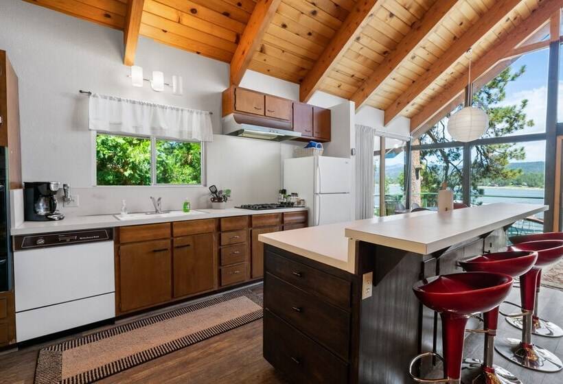 Moonlight Shores Lakefront