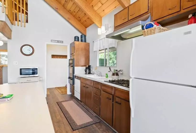 Moonlight Shores Lakefront