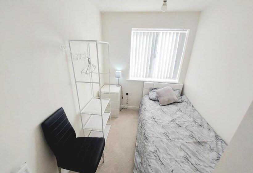 펜션 Room In Guest Room Single Room In 3 Bed Home, Full Kitchen, Shared Bathroom