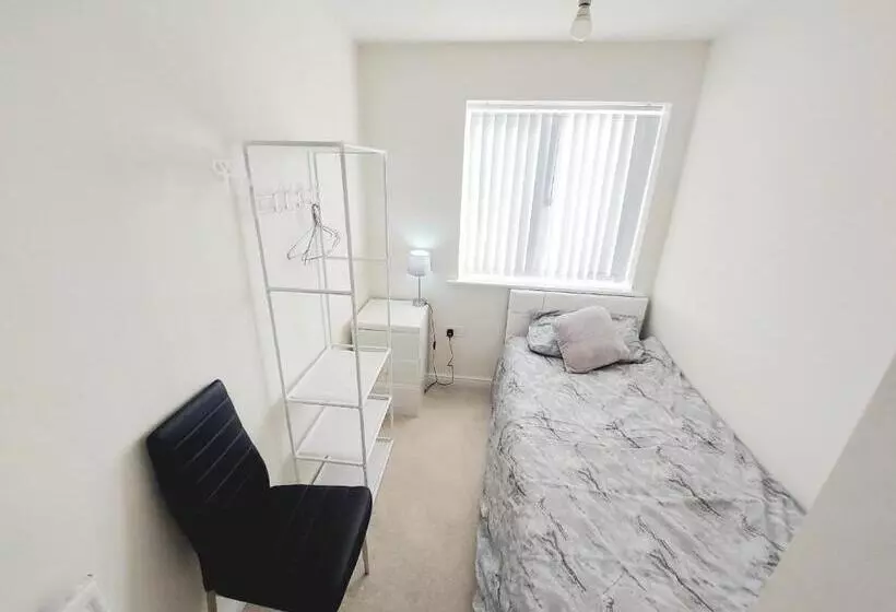 Majatalo Room In Guest Room   Single Room In 3 Bed Home, Full Kitchen, Shared Bathroom