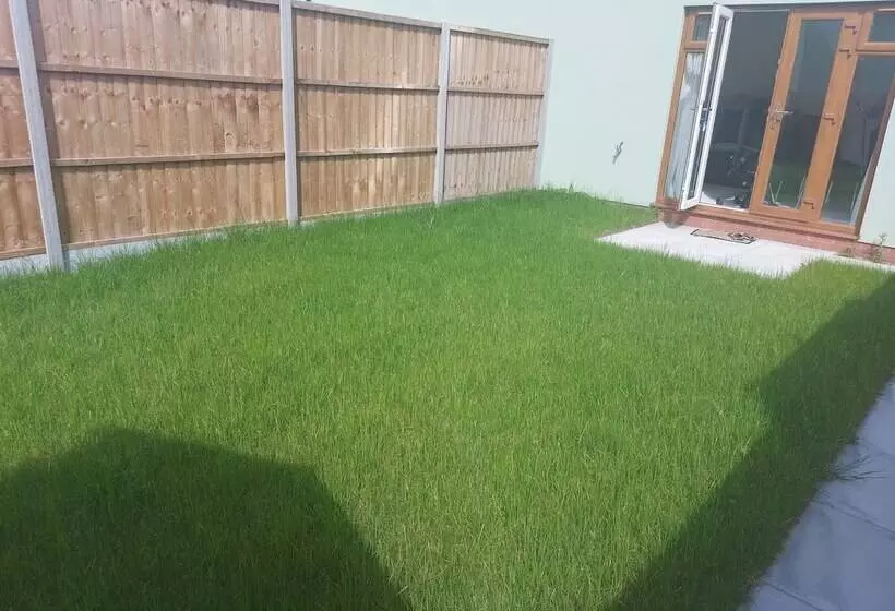 Majatalo Room In Guest Room   Single Room In 3 Bed Home, Full Kitchen, Shared Bathroom