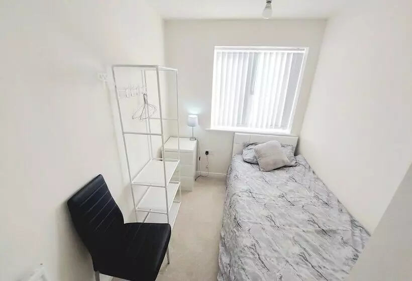 Majatalo Room In Guest Room   Single Room In 3 Bed Home, Full Kitchen, Shared Bathroom