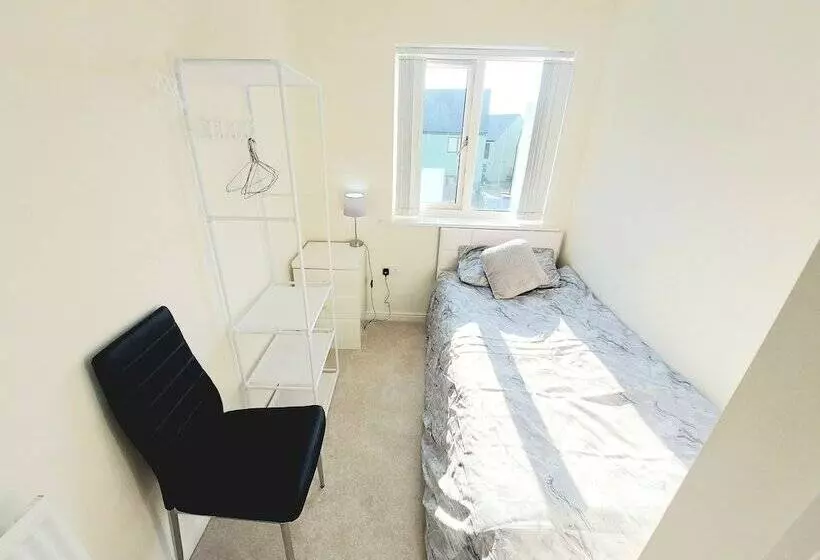 Majatalo Room In Guest Room   Single Room In 3 Bed Home, Full Kitchen, Shared Bathroom