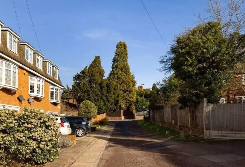 The Mill Hill Wonder   Inviting 3bdr House With Garden