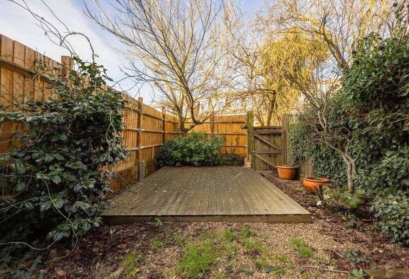 The Mill Hill Wonder Inviting 3bdr House With Garden