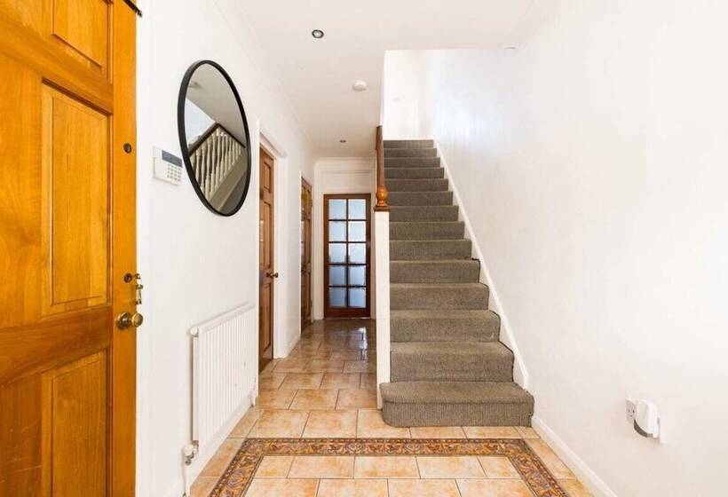 The Mill Hill Wonder Inviting 3bdr House With Garden