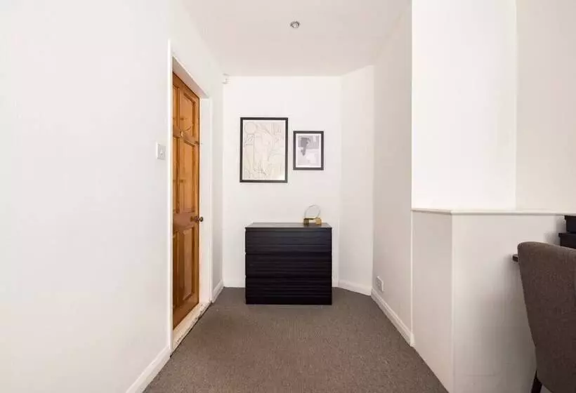 The Mill Hill Wonder   Inviting 3bdr House With Garden