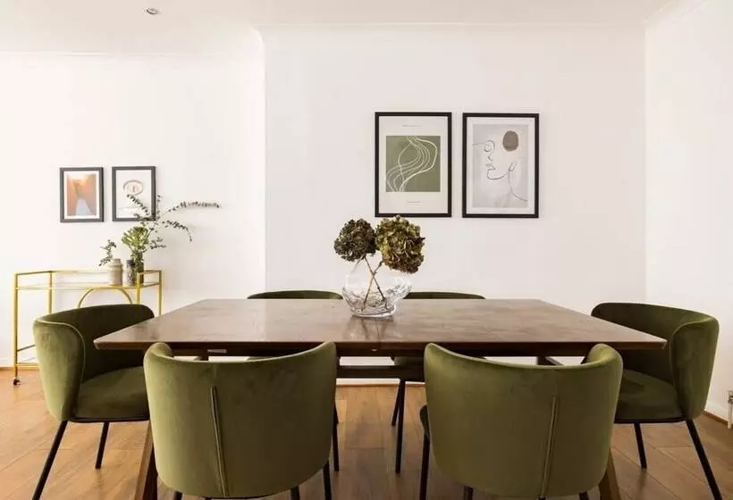 The Mill Hill Wonder   Inviting 3bdr House With Garden