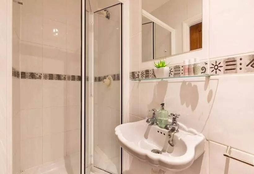 The Mill Hill Wonder   Inviting 3bdr House With Garden