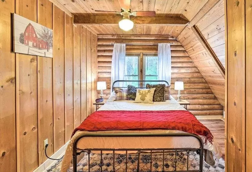 Waynesville Cabin W/ Grill, Fire Pit, & Hot Tub!