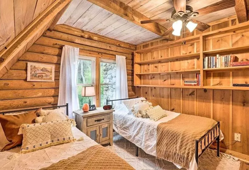 Waynesville Cabin W/ Grill, Fire Pit, & Hot Tub!