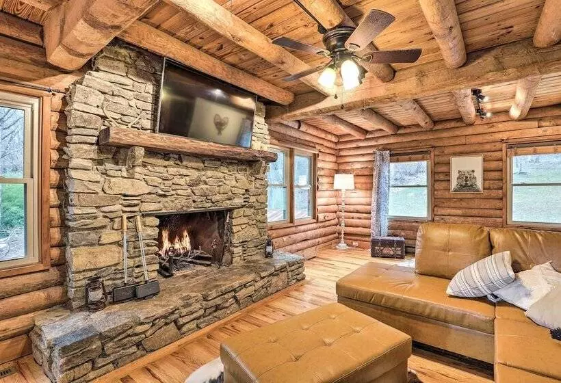 Waynesville Cabin W/ Grill, Fire Pit, & Hot Tub!
