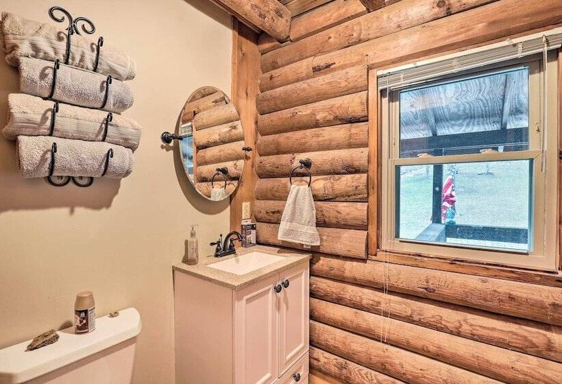 Waynesville Cabin W/ Grill, Fire Pit, & Hot Tub!