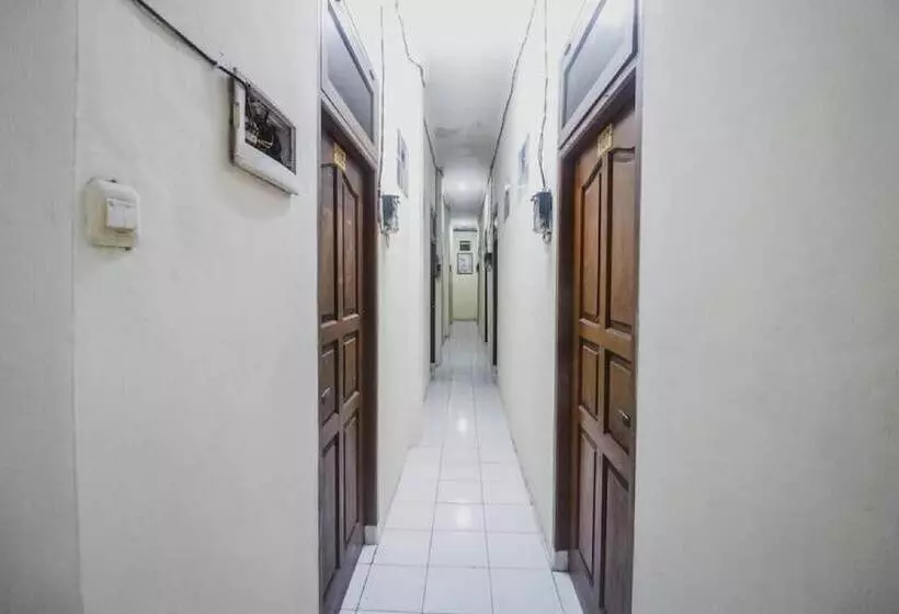 ホテル Reddoorz Near Lokasari Mangga Besar 7