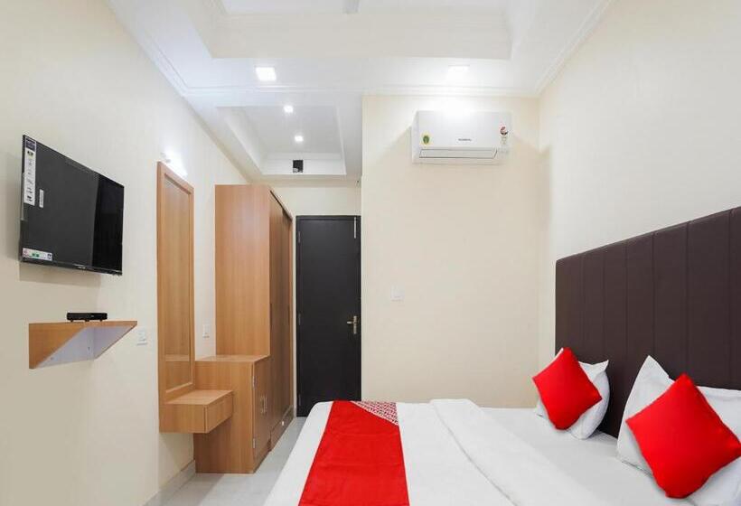 ホテル Oyo Flagship Nirmala Palace