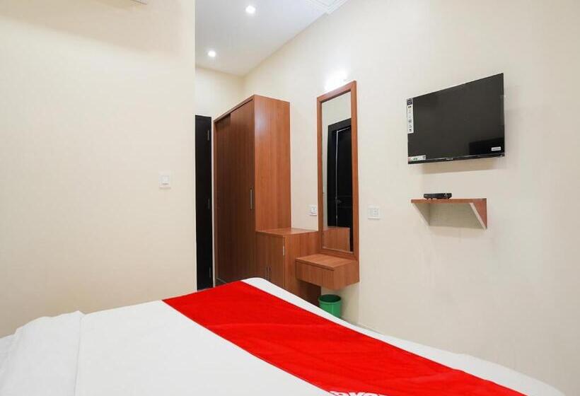 ホテル Oyo Flagship Nirmala Palace