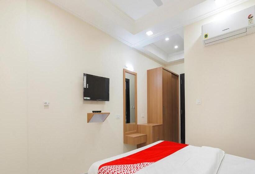 ホテル Oyo Flagship Nirmala Palace