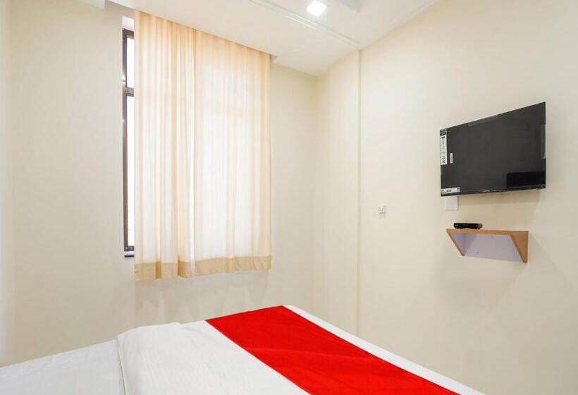 ホテル Oyo Flagship Nirmala Palace