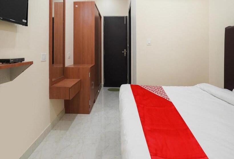 ホテル Oyo Flagship Nirmala Palace