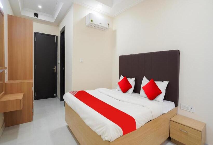 ホテル Oyo Flagship Nirmala Palace