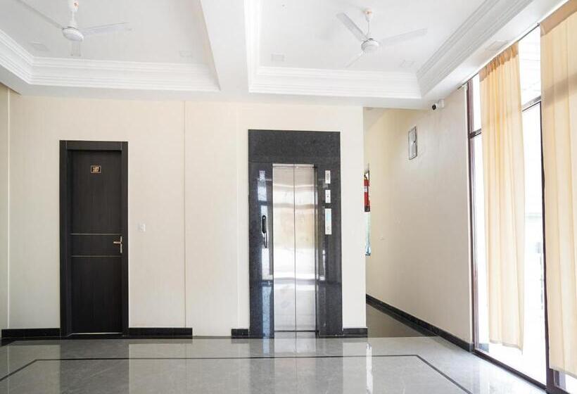 ホテル Oyo Flagship Nirmala Palace