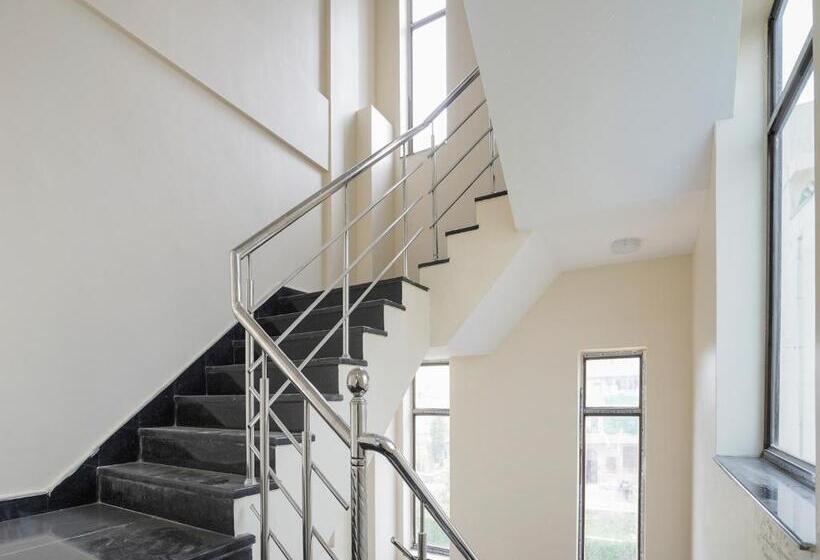 ホテル Oyo Flagship Nirmala Palace