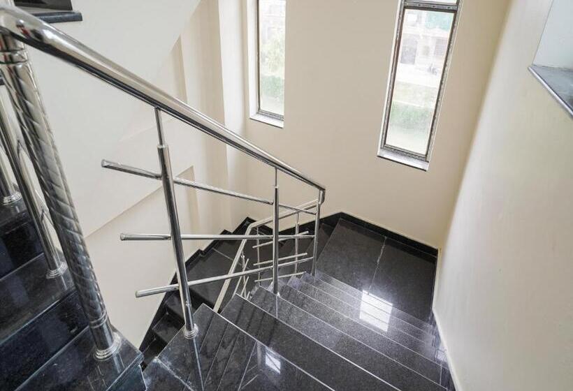 ホテル Oyo Flagship Nirmala Palace