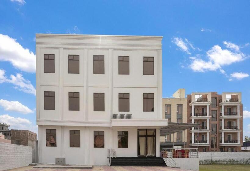 ホテル Oyo Flagship Nirmala Palace