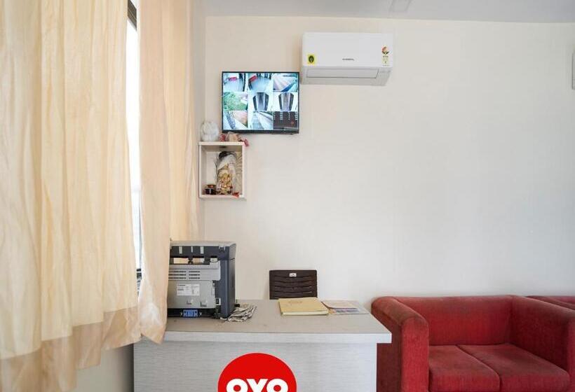 ホテル Oyo Flagship Nirmala Palace