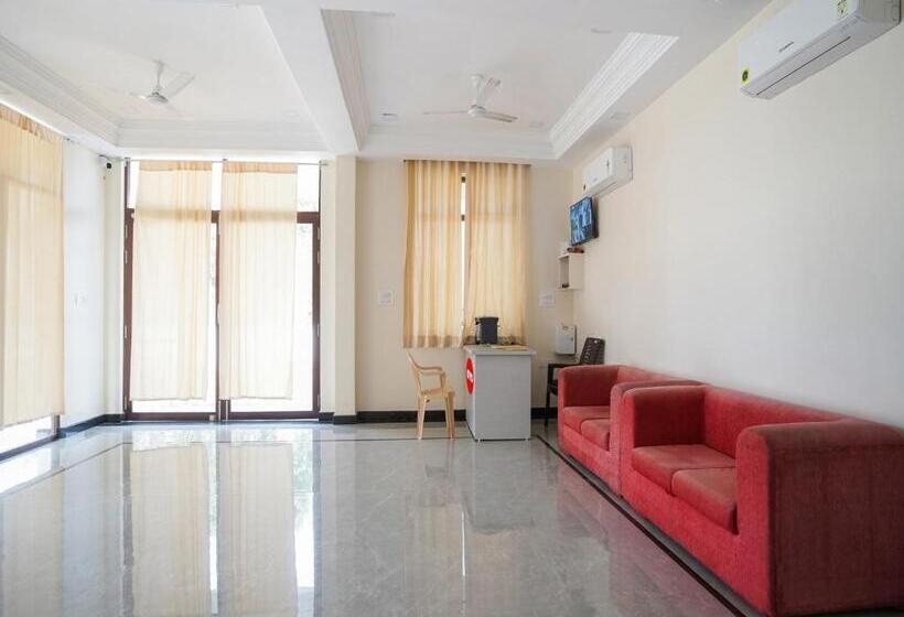 ホテル Oyo Flagship Nirmala Palace