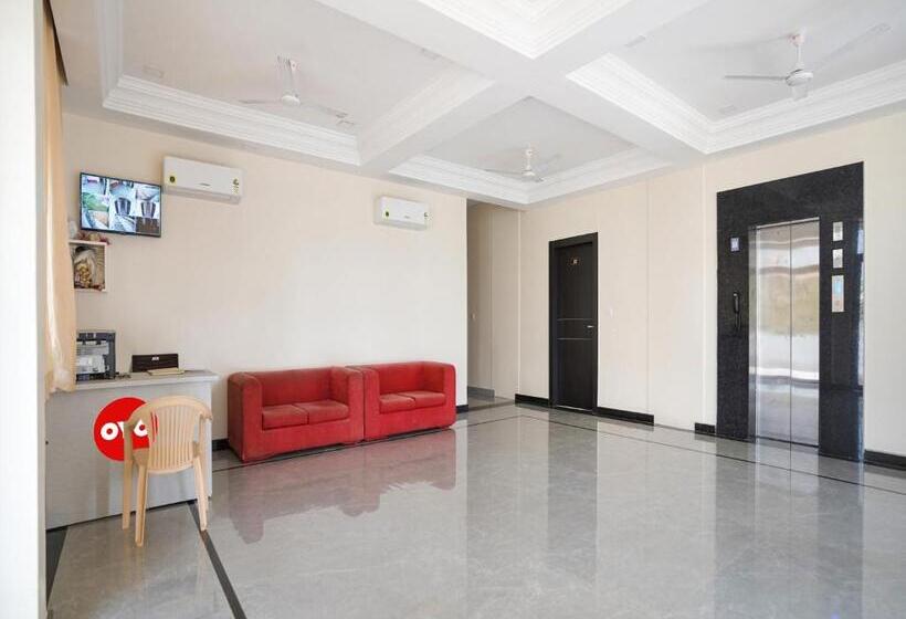 ホテル Oyo Flagship Nirmala Palace