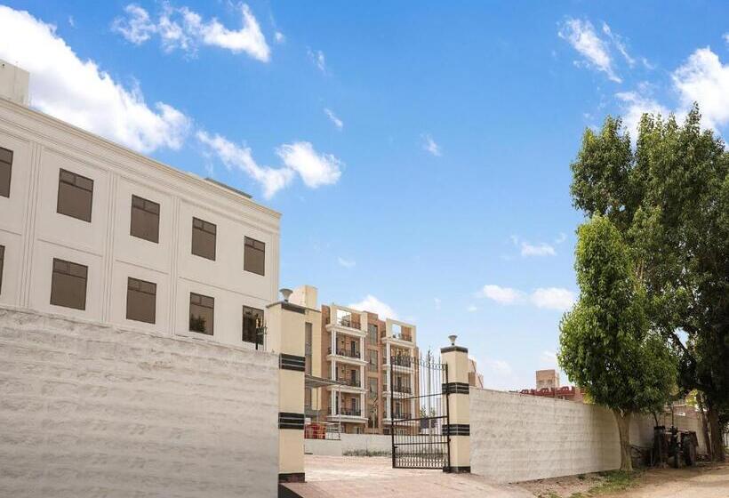 ホテル Oyo Flagship Nirmala Palace