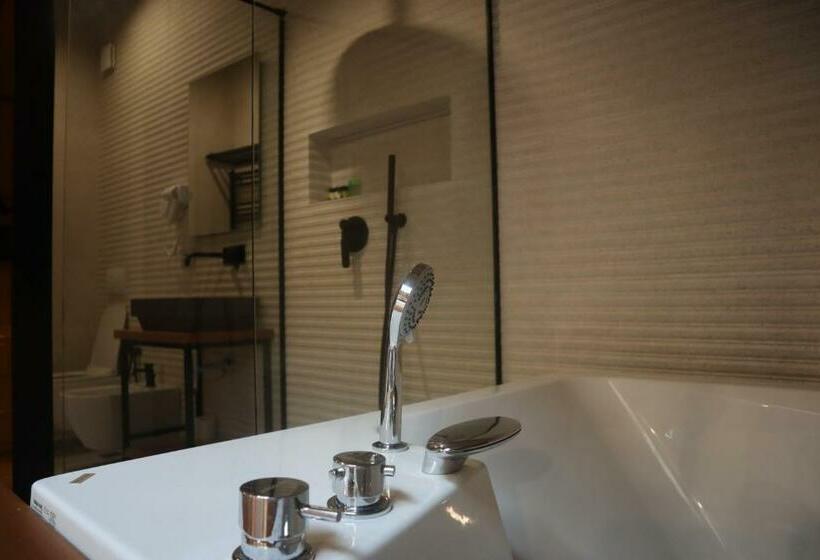 Hani I Gjelit Hotel, Korce