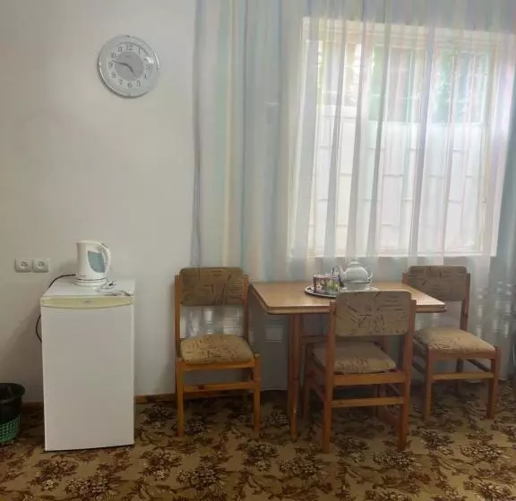 هتل Max House