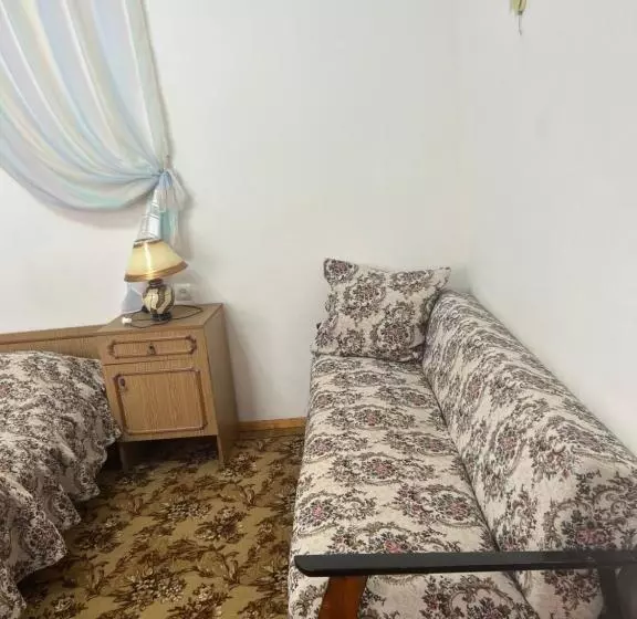 هتل Max House