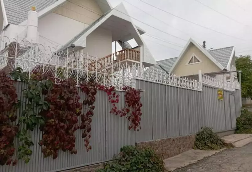 هتل Max House
