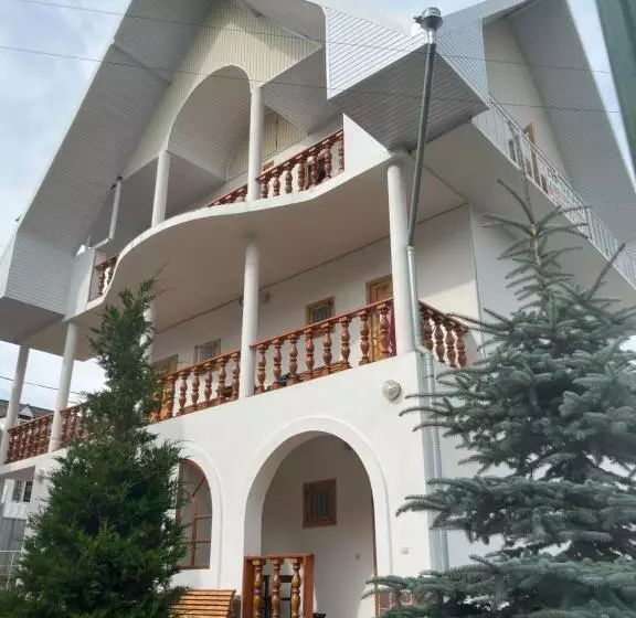 هتل Max House